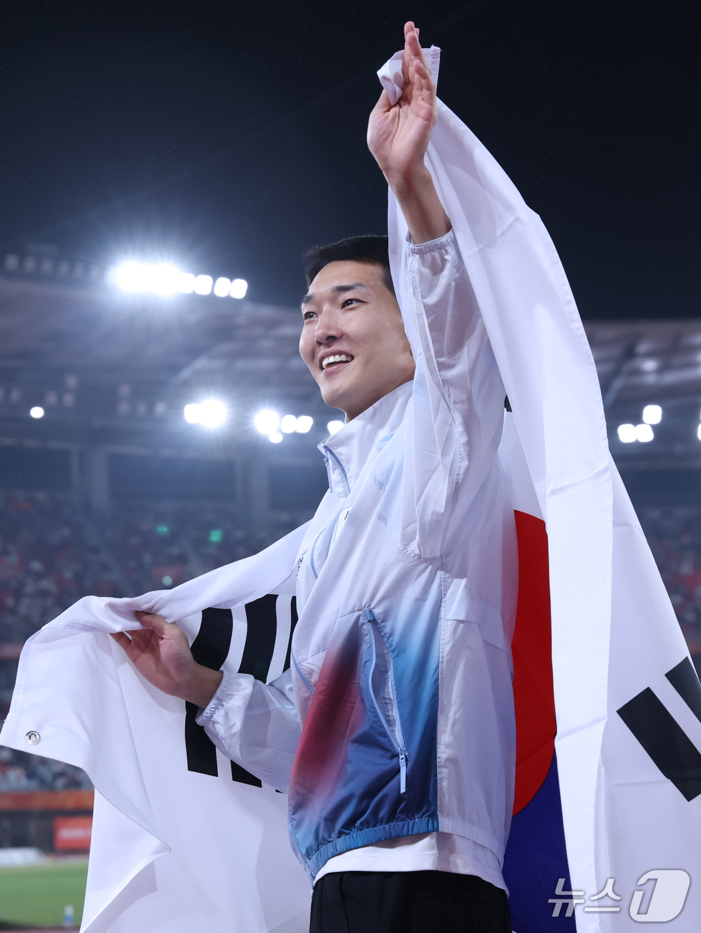 (나고야=뉴스1) 김민지 기자 = 우상혁이 27일 나고야 미즈호공원 육상경기장에서 열린 2026 아이치·나고야 아시안게임 남자 높이뛰기 결선에서 동메달을 확정짓고 세리머니를 하고 …