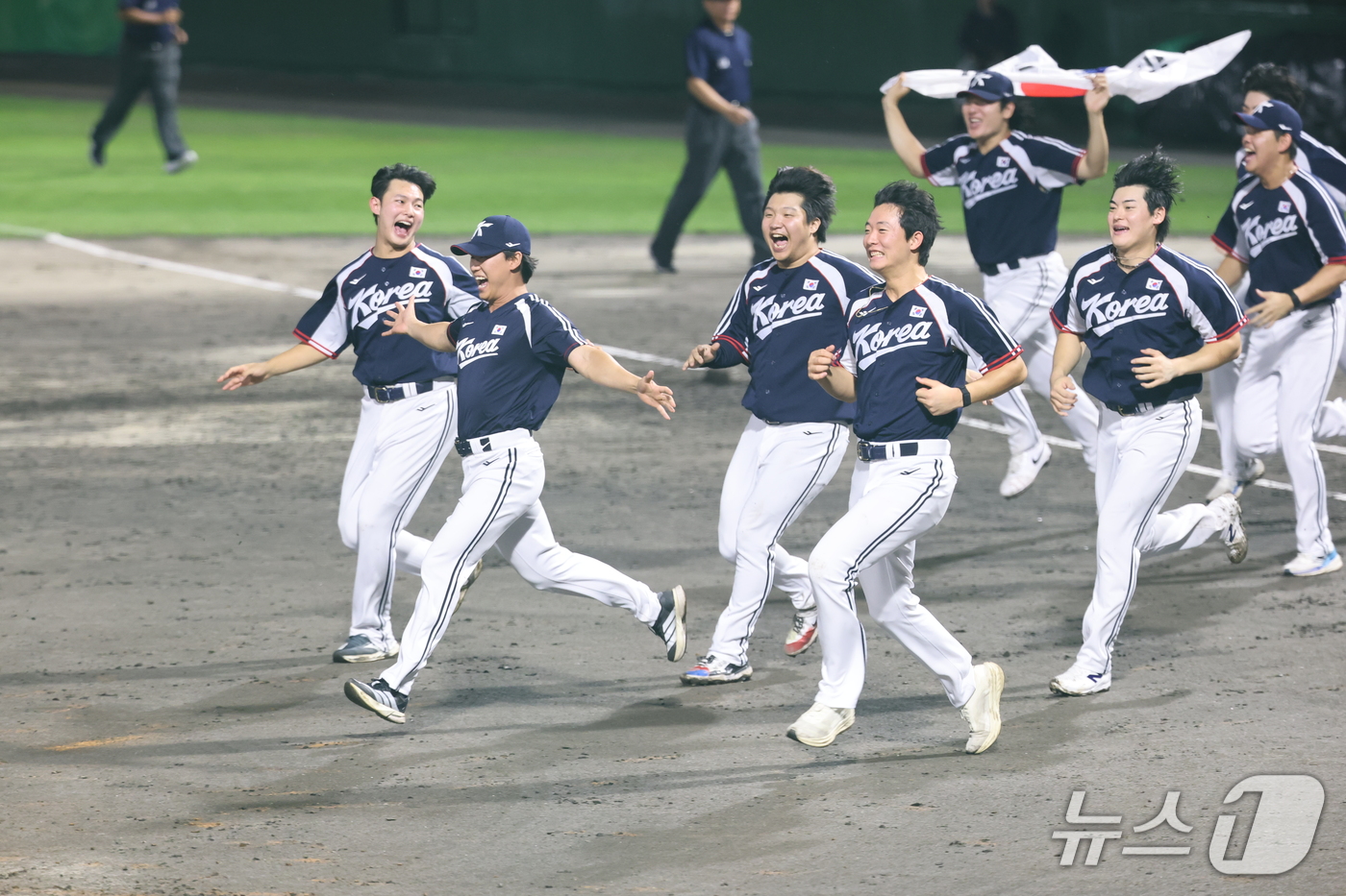 (도요하시=뉴스1) 김도우 기자 = 27일 일본 아이치현 도요하시 시민구장에서 열린 2026 아이치·나고야 아시안게임 야구 결승전 대한민국과 일본의 경기에서 3대1 승리한 대한민국 …