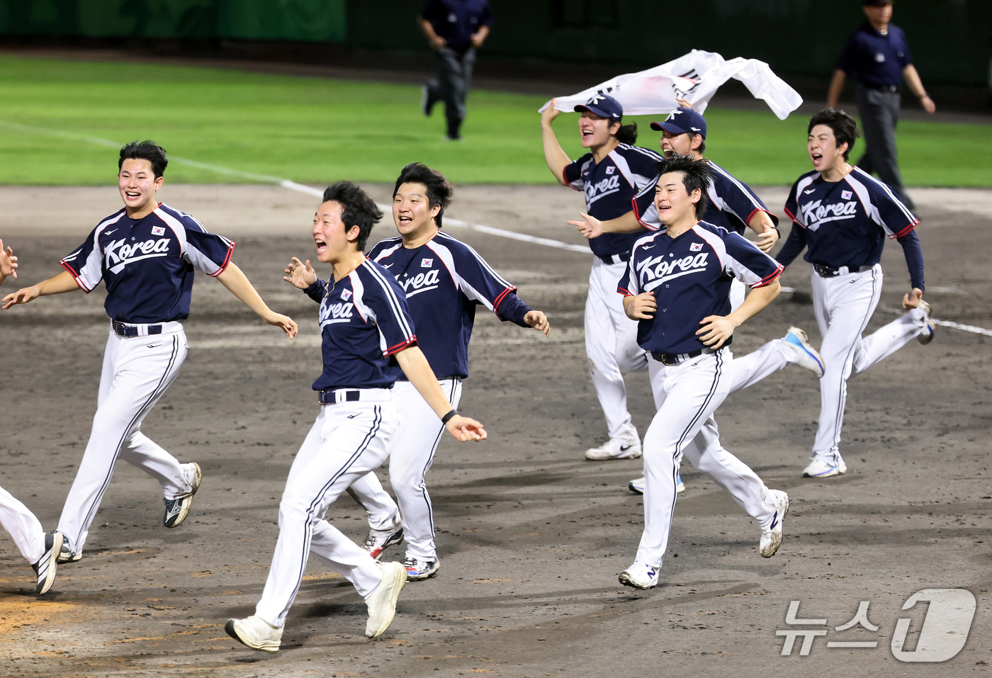 (도요하시=뉴스1) 김도우 기자 = 27일 일본 아이치현 도요하시 시민구장에서 열린 2026 아이치·나고야 아시안게임 야구 결승전 대한민국과 일본의 경기에서 3대1 승리한 대한민국 …