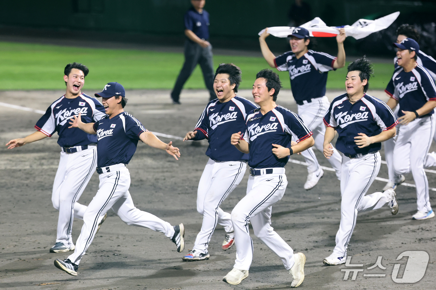 (도요하시=뉴스1) 김도우 기자 = 27일 일본 아이치현 도요하시 시민구장에서 열린 2026 아이치·나고야 아시안게임 야구 결승전 대한민국과 일본의 경기에서 3대1 승리한 대한민국 …