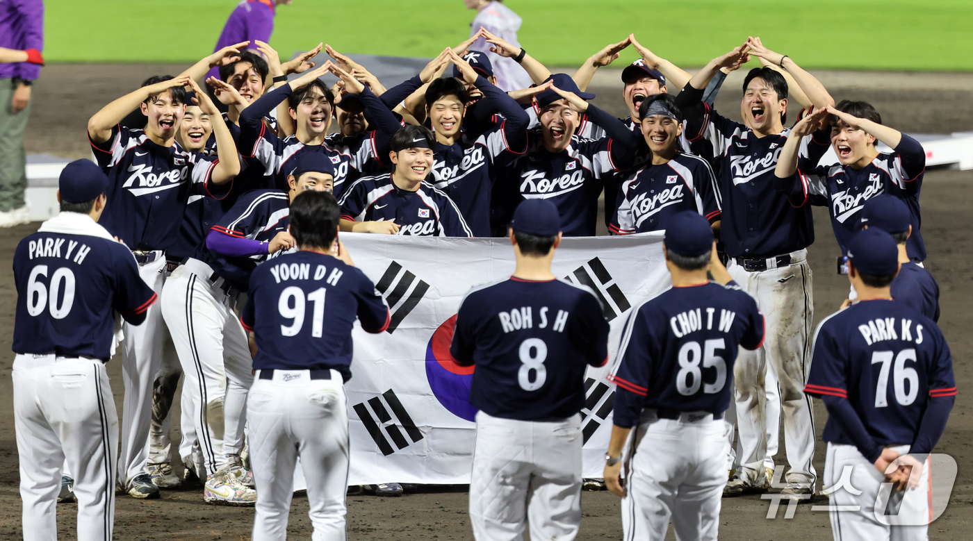 (도요하시=뉴스1) 김도우 기자 = 27일 일본 아이치현 도요하시 시민구장에서 열린 2026 아이치·나고야 아시안게임 야구 결승전 대한민국과 일본의 경기에서 3대1 승리한 대한민국 …