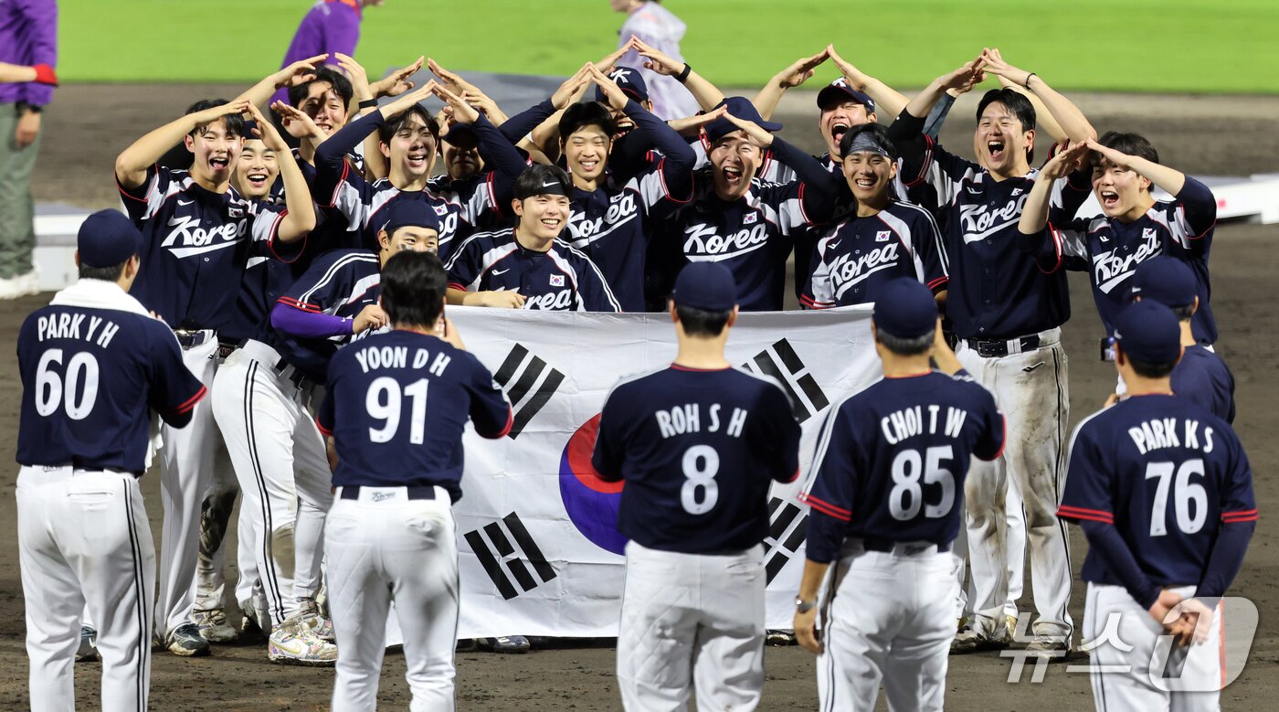 본문 이미지 - 27일 일본 아이치현 도요하시 시민구장에서 열린 2026 아이치·나고야 아시안게임 야구 결승전 대한민국과 일본의 경기에서 3대1 승리한 대한민국 선수들이 금메달을 차지한 뒤 기념 촬영을 하고 있다. 2026.9.27 ⓒ 뉴스1 김도우 기자