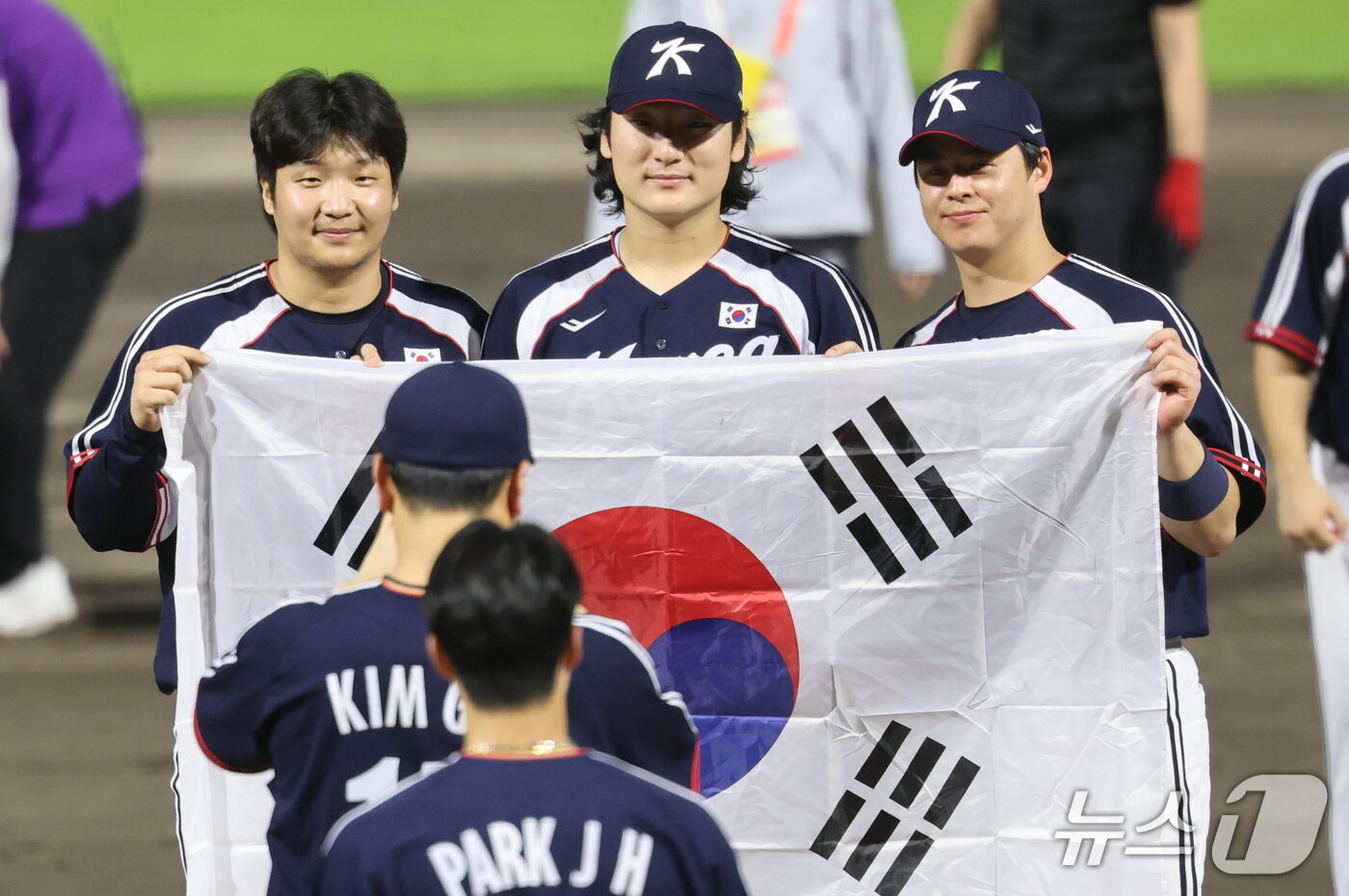 본문 이미지 - 27일 일본 아이치현 도요하시 시민구장에서 열린 2026 아이치·나고야 아시안게임 야구 결승전 대한민국과 일본의 경기에서 3대1로 승리하며 금메달을 차지한 대한민국 문보경(왼쪽부터), 곽빈, 노시완이 기념 촬영을 하고 있다. 2026.9.27 ⓒ 뉴스1 김도우 기자