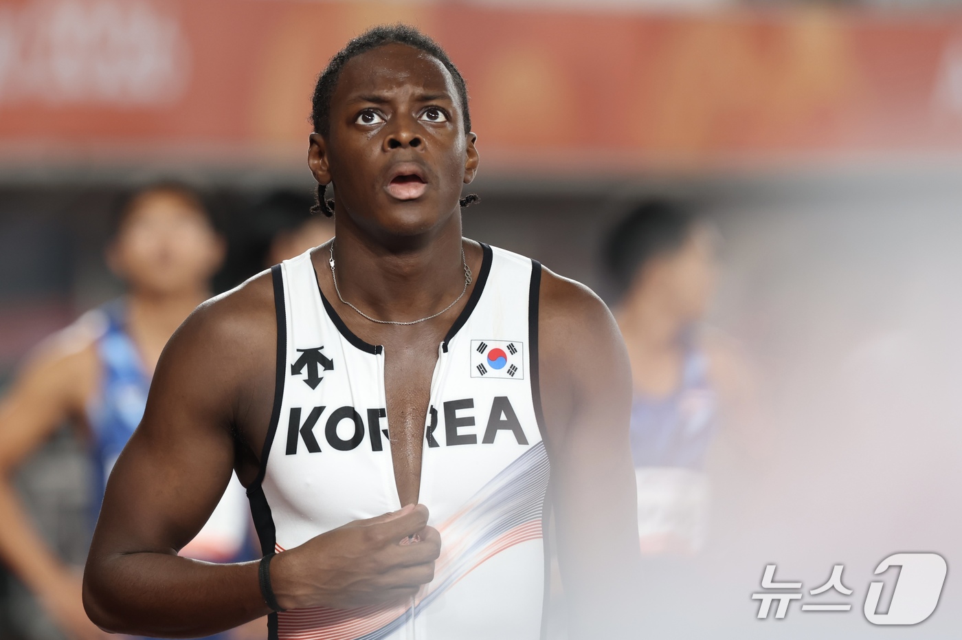 (나고야=뉴스1) 김민지 기자 = 비웨사 다니엘 가사마가 27일 나고야 미즈호공원 육상경기장에서 열린 2026 아이치·나고야 아시안게임 남자 400m 계주 예선에서 4위로 들어와 …