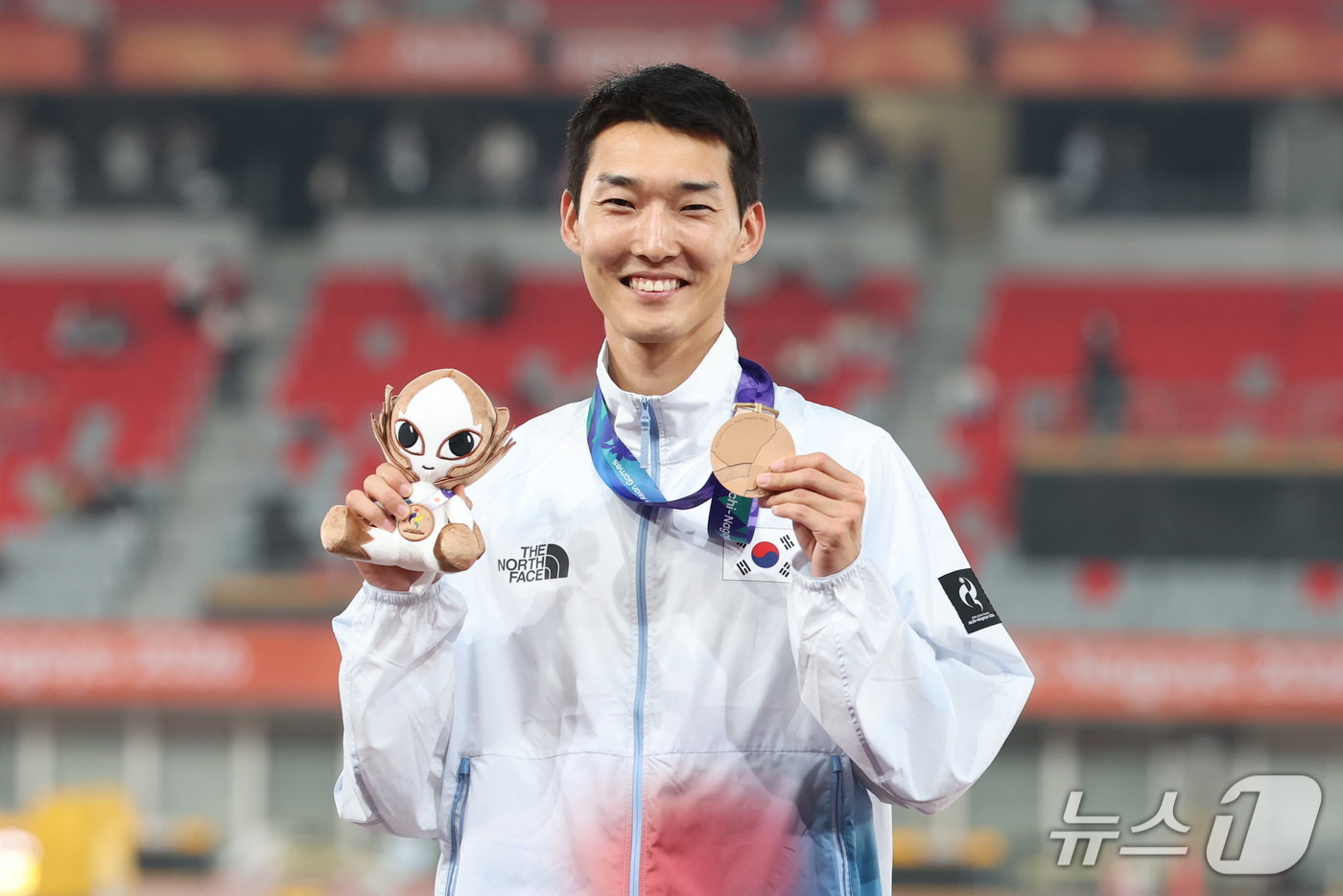 (나고야=뉴스1) 김민지 기자 = 우상혁이 27일 나고야 미즈호공원 육상경기장에서 열린 2026 아이치·나고야 아시안게임 남자 높이뛰기 시상식에서 동메달을 걸고 기념촬영을 하고 있 …