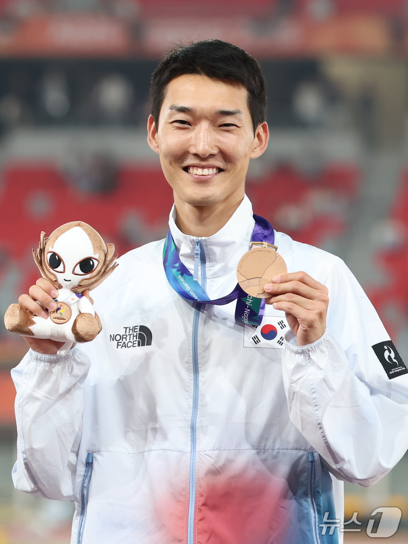 (나고야=뉴스1) 김민지 기자 = 우상혁이 27일 나고야 미즈호공원 육상경기장에서 열린 2026 아이치·나고야 아시안게임 남자 높이뛰기 시상식에서 동메달을 걸고 기념촬영을 하고 있 …