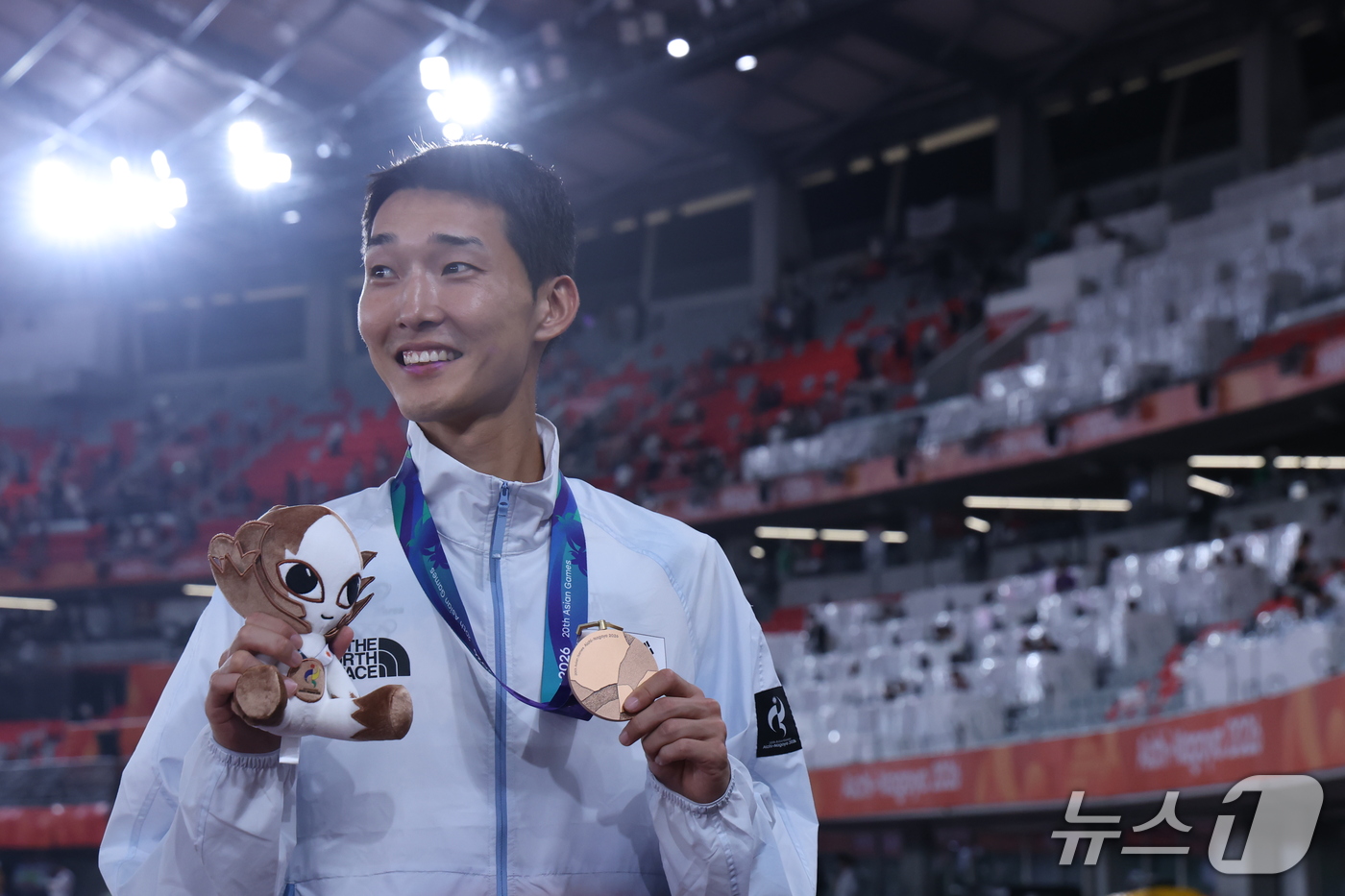 (나고야=뉴스1) 김민지 기자 = 우상혁이 27일 나고야 미즈호공원 육상경기장에서 열린 2026 아이치·나고야 아시안게임 남자 높이뛰기 시상식에서 동메달을 목에 걸고 기뻐하고 있다 …