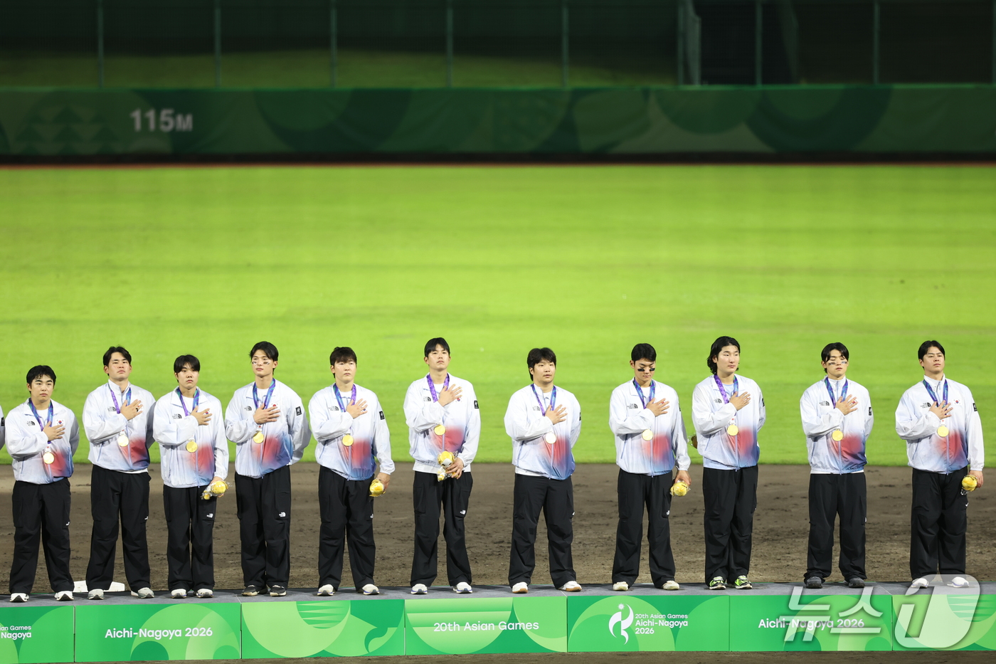 (도요하시=뉴스1) 김도우 기자 = 대한민국 야구 국가대표팀 선수들이 27일 일본 아이치현 도요하시 시민구장에서 열린 2026 아이치·나고야 아시안게임 야구 시상식에서 금메달을 목 …