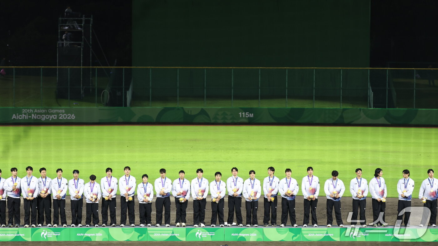 본문 이미지 - 대한민국 야구 국가대표팀 선수들이 27일 일본 아이치현 도요하시 시민구장에서 열린 2026 아이치·나고야 아시안게임 야구 시상식에서 금메달을 목에 걸고 있다. 2026.9.27 ⓒ 뉴스1 김도우 기자