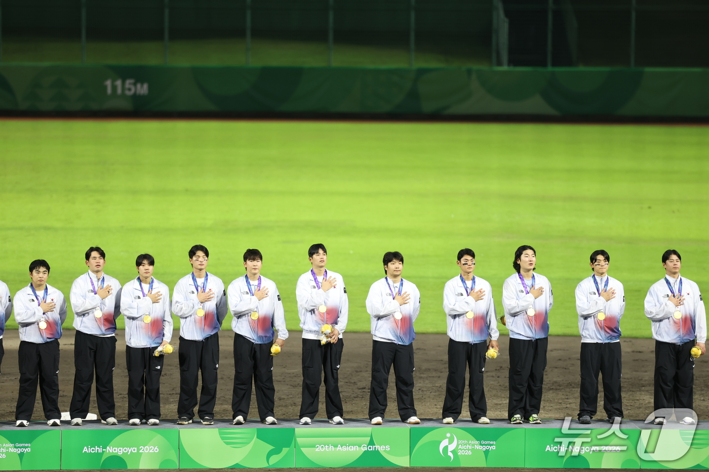 (도요하시=뉴스1) 김도우 기자 = 대한민국 야구 국가대표팀 선수들이 27일 일본 아이치현 도요하시 시민구장에서 열린 2026 아이치·나고야 아시안게임 야구 시상식에서 금메달을 목 …