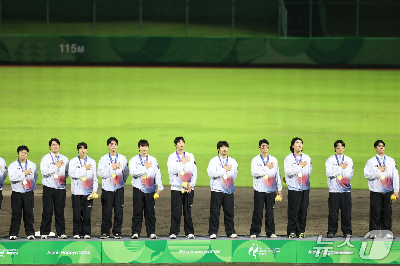 (도요하시=뉴스1) 김도우 기자 = 대한민국 야구 국가대표팀 선수들이 27일 일본 아이치현 도요하시 시민구장에서 열린 2026 아이치·나고야 아시안게임 야구 시상식에서 금메달을 목 …