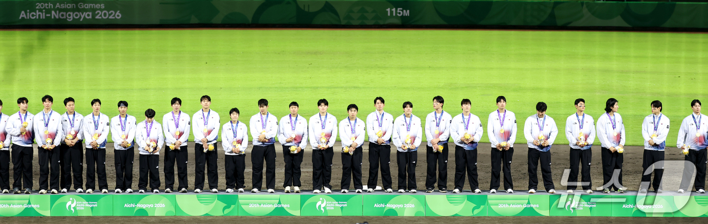 (도요하시=뉴스1) 김도우 기자 = 대한민국 야구 국가대표팀 선수들이 27일 일본 아이치현 도요하시 시민구장에서 열린 2026 아이치·나고야 아시안게임 야구 시상식에서 금메달을 목 …