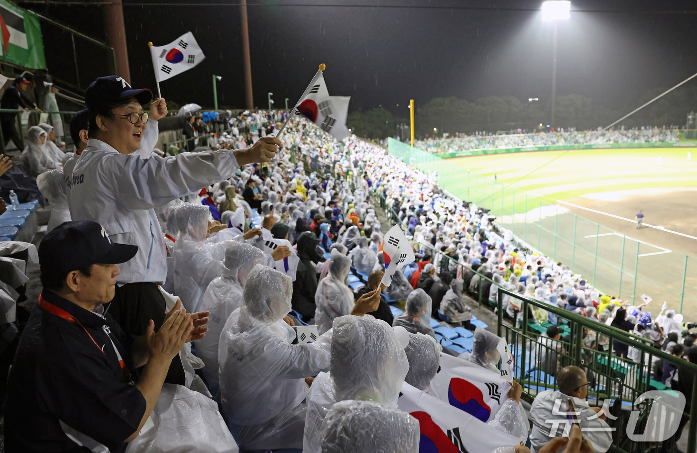 (서울=뉴스1) = 최휘영 문화체육관광부 장관이 27일 일본 아이치현 도요하시 시민구장에서 열린 2026 아이치·나고야 아시안게임 야구 결승전 대한민국과 일본의 경기에서 허구연 K …