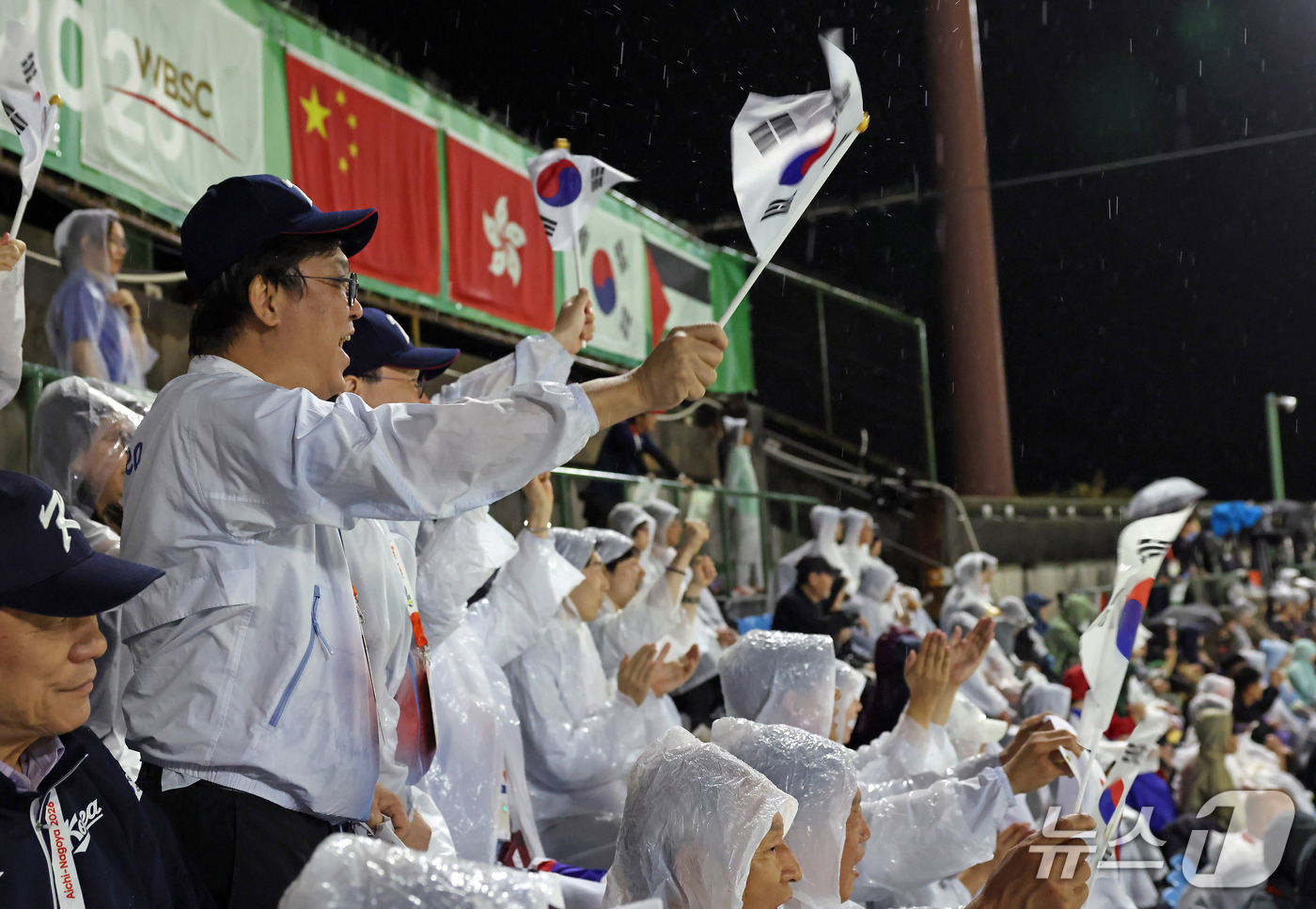 (서울=뉴스1) = 최휘영 문화체육관광부 장관이 27일 일본 아이치현 도요하시 시민구장에서 열린 2026 아이치·나고야 아시안게임 야구 결승전 대한민국과 일본의 경기에서 허구연 K …
