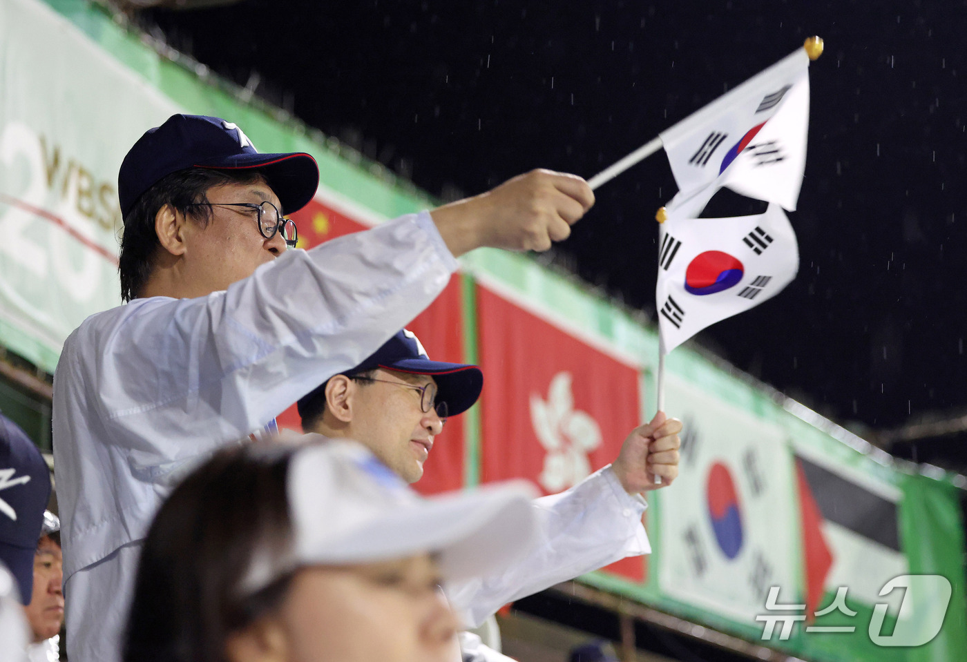 (서울=뉴스1) = 최휘영 문화체육관광부 장관이 27일 일본 아이치현 도요하시 시민구장에서 열린 2026 아이치·나고야 아시안게임 야구 결승전 대한민국과 일본의 경기에서 허구연 K …