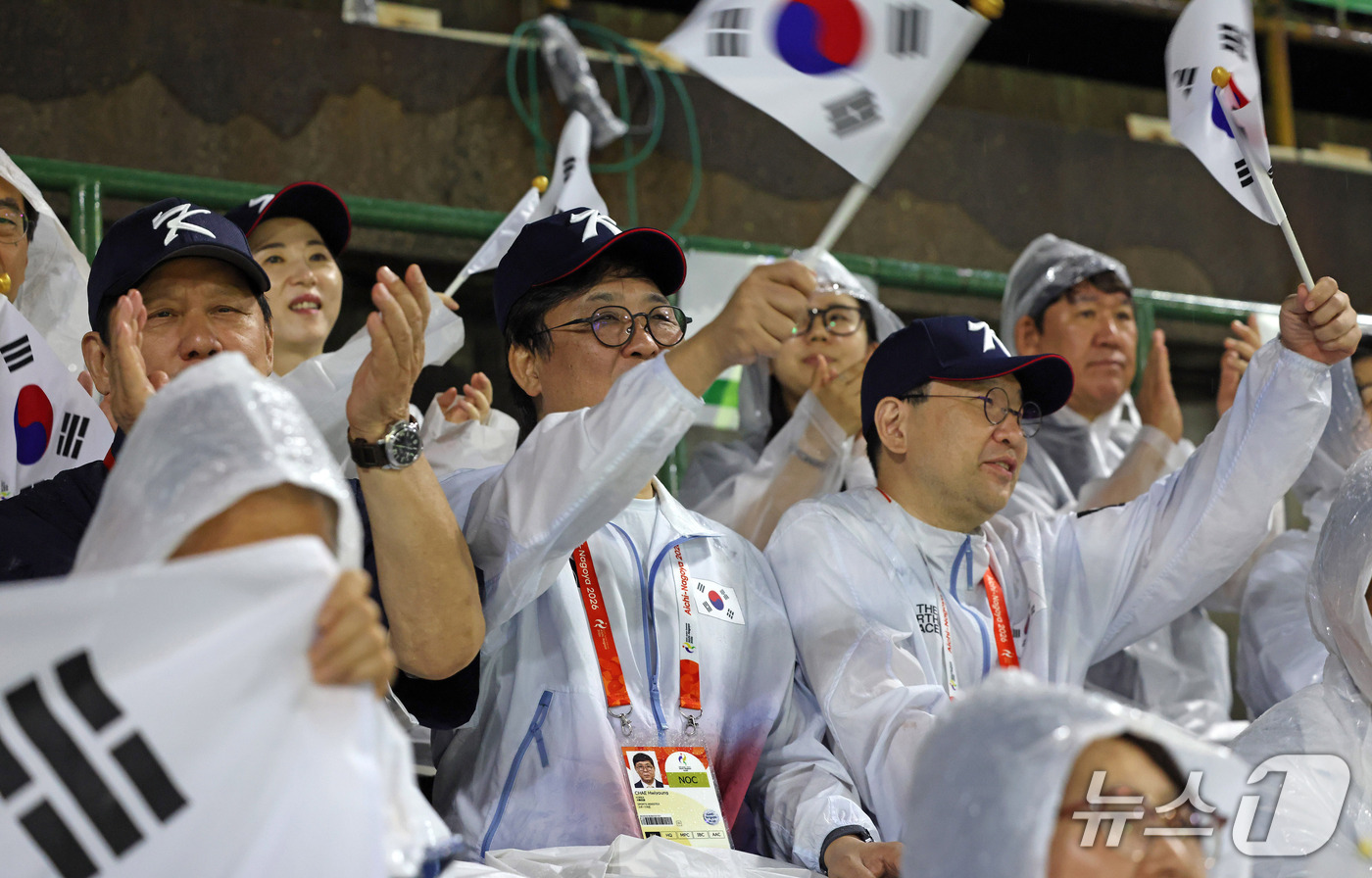 (서울=뉴스1) = 최휘영 문화체육관광부 장관이 27일 일본 아이치현 도요하시 시민구장에서 열린 2026 아이치·나고야 아시안게임 야구 결승전 대한민국과 일본의 경기에서 허구연 K …