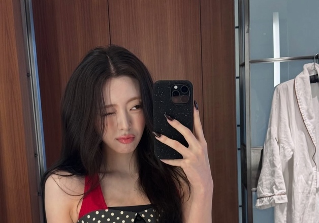 있지 유나, 인형 아니야?…과감한 스타일로 드러낸 잘록 허리[N샷]