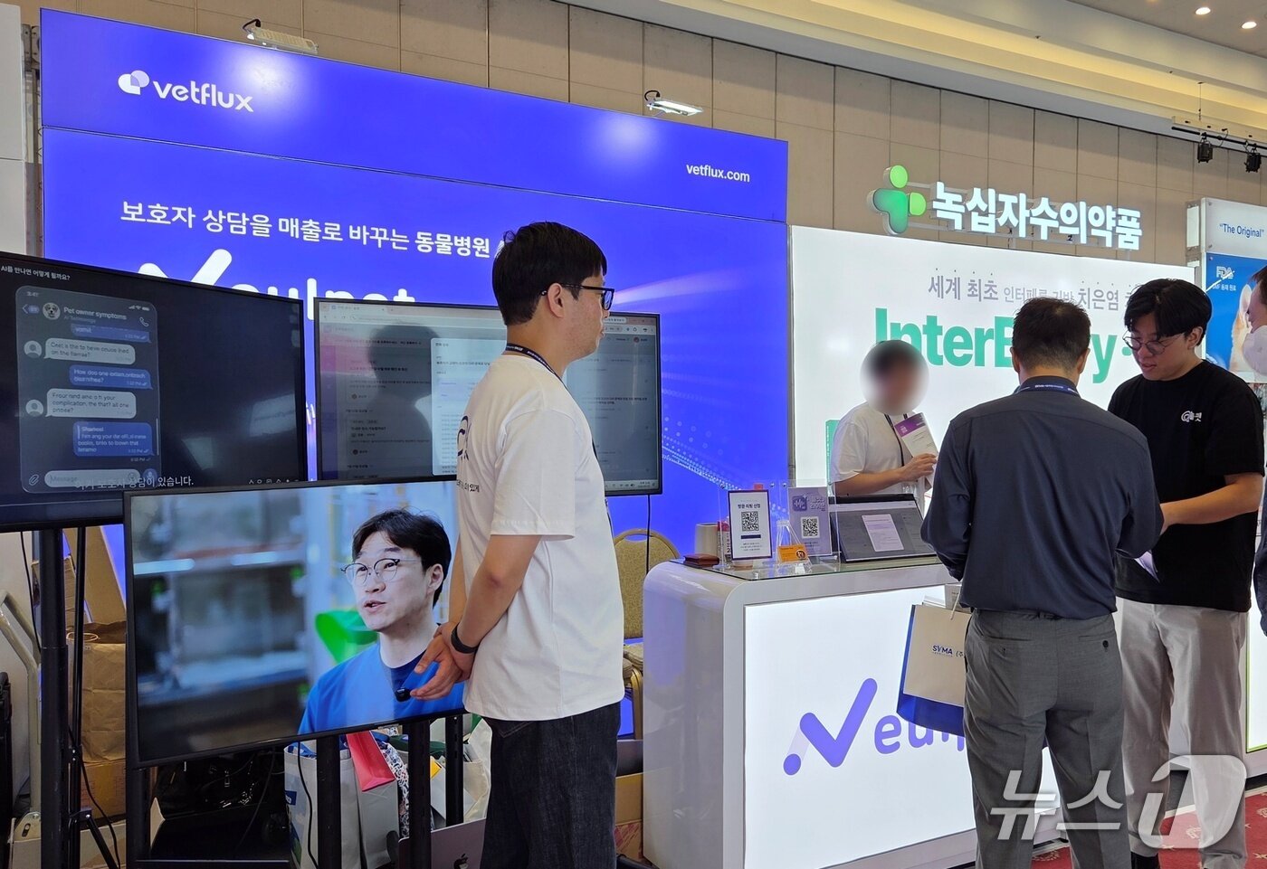 본문 이미지 - 윤상우 벳플럭스 대표(오른쪽)가 20일 '2026 추계 서울수의임상콘퍼런스'에서 제품을 설명하고 있다. ⓒ 뉴스1