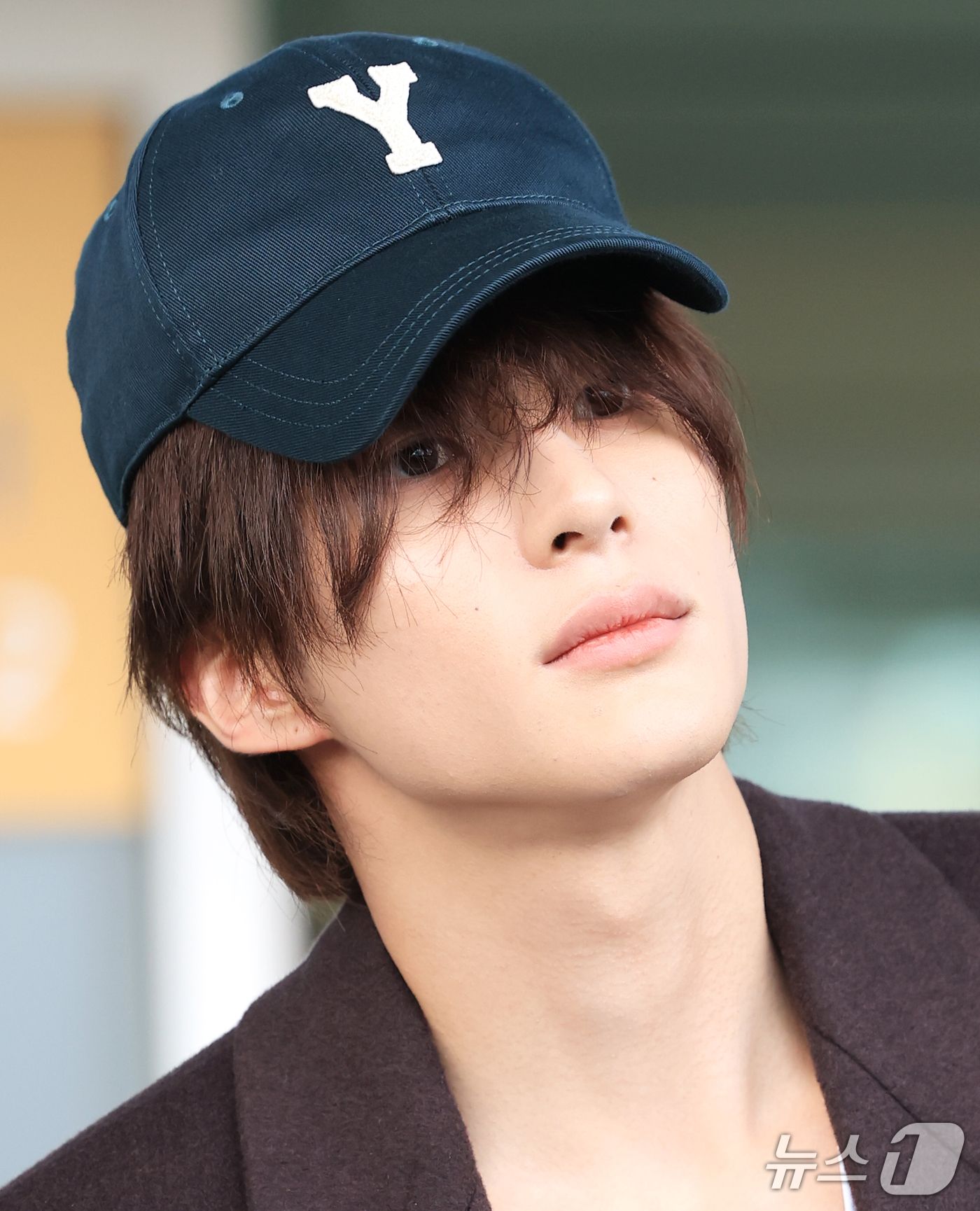 (인천공항=뉴스1) 권현진 기자 = 라이즈 앤톤이 해외 일정을 위해 28일 인천국제공항을 통해 프랑스 파리로 출국하기 전 인사를 하고 있다. 2026.9.28/뉴스1