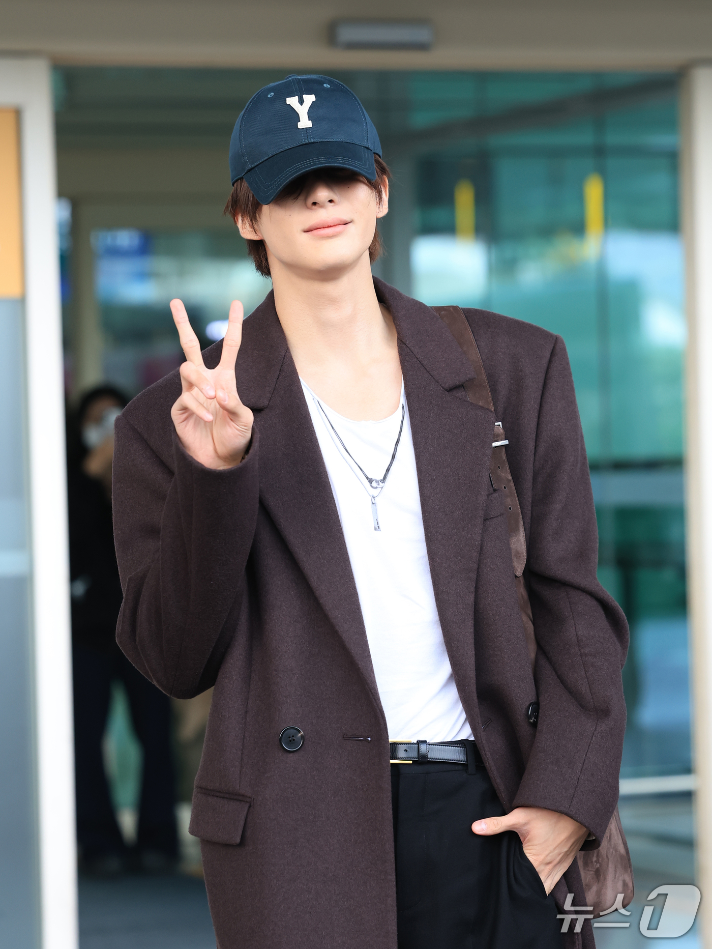 (인천공항=뉴스1) 권현진 기자 = 라이즈 앤톤이 해외 일정을 위해 28일 인천국제공항을 통해 프랑스 파리로 출국하기 전 인사를 하고 있다. 2026.9.28/뉴스1