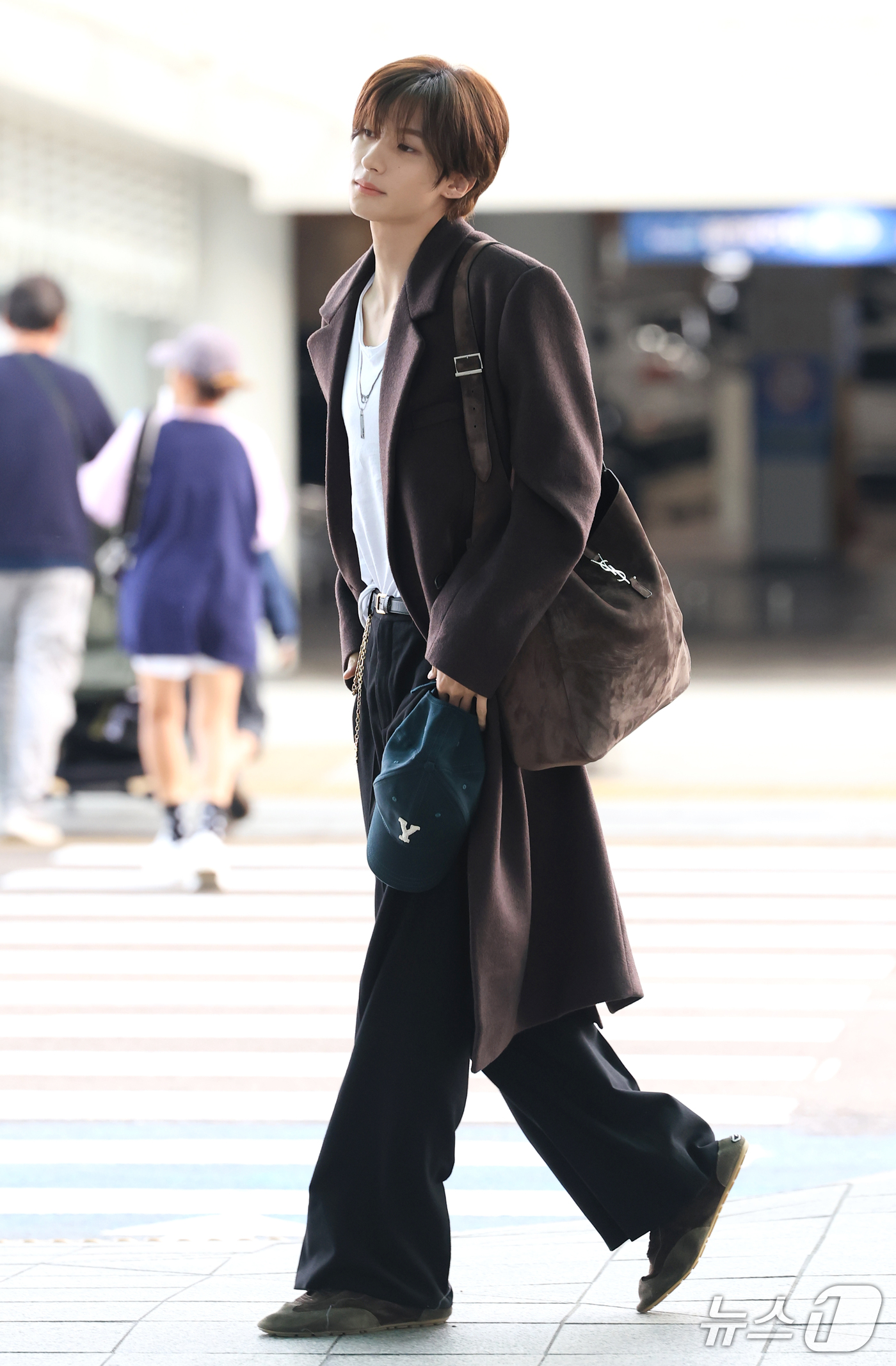 (인천공항=뉴스1) 권현진 기자 = 라이즈 앤톤이 해외 일정을 위해 28일 인천국제공항을 통해 프랑스 파리로 출국하기 전 인사를 하고 있다. 2026.9.28/뉴스1