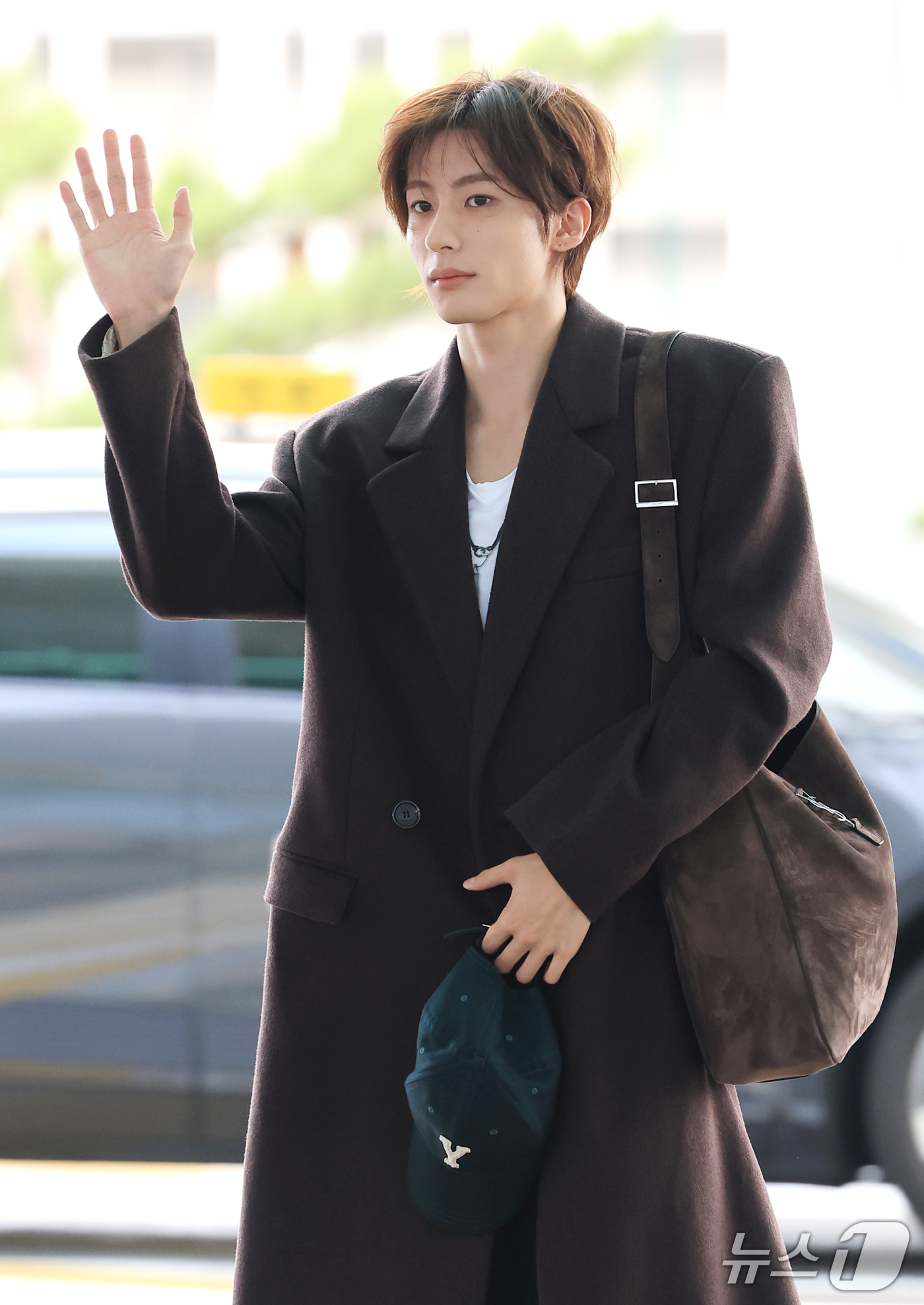 (인천공항=뉴스1) 권현진 기자 = 라이즈 앤톤이 해외 일정을 위해 28일 인천국제공항을 통해 프랑스 파리로 출국하기 전 인사를 하고 있다. 2026.9.28/뉴스1