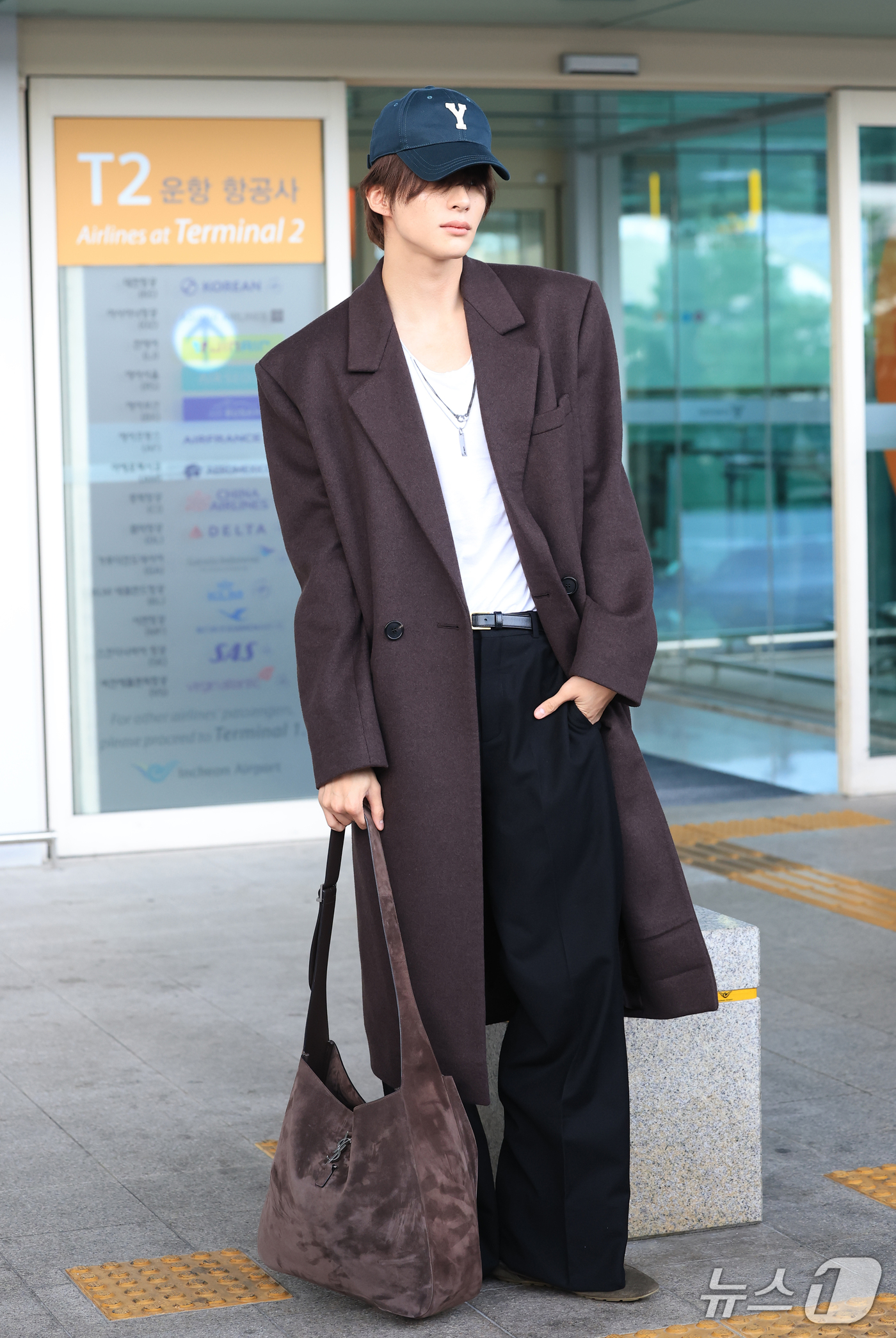 (인천공항=뉴스1) 권현진 기자 = 라이즈 앤톤이 해외 일정을 위해 28일 인천국제공항을 통해 프랑스 파리로 출국하기 전 인사를 하고 있다. 2026.9.28/뉴스1