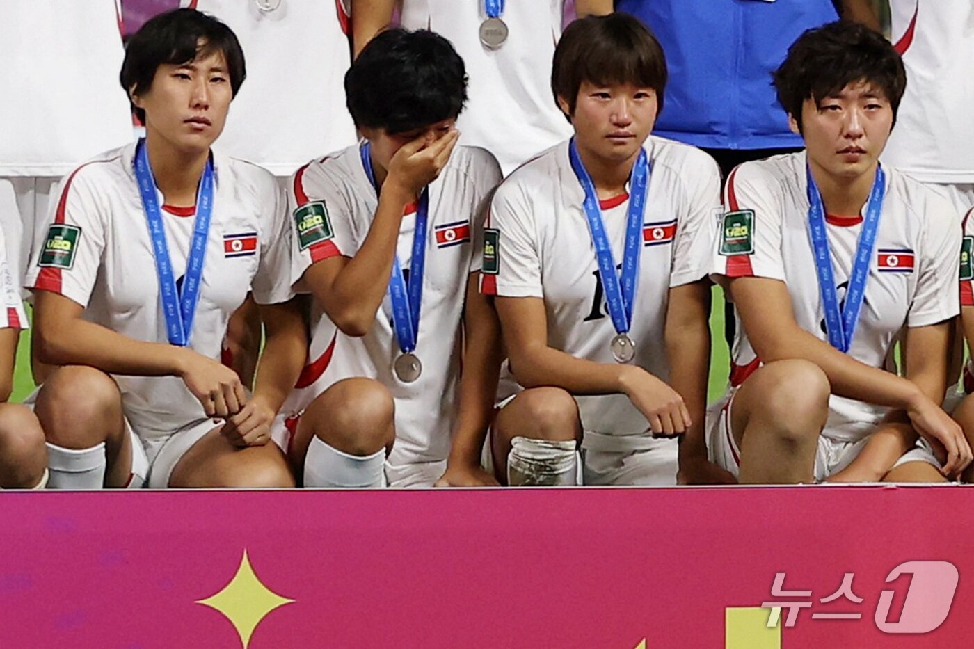 본문 이미지 - 승부차기 끝에 패해 준우승한 북한 여자 축구대표팀. ⓒ 로이터=뉴스1