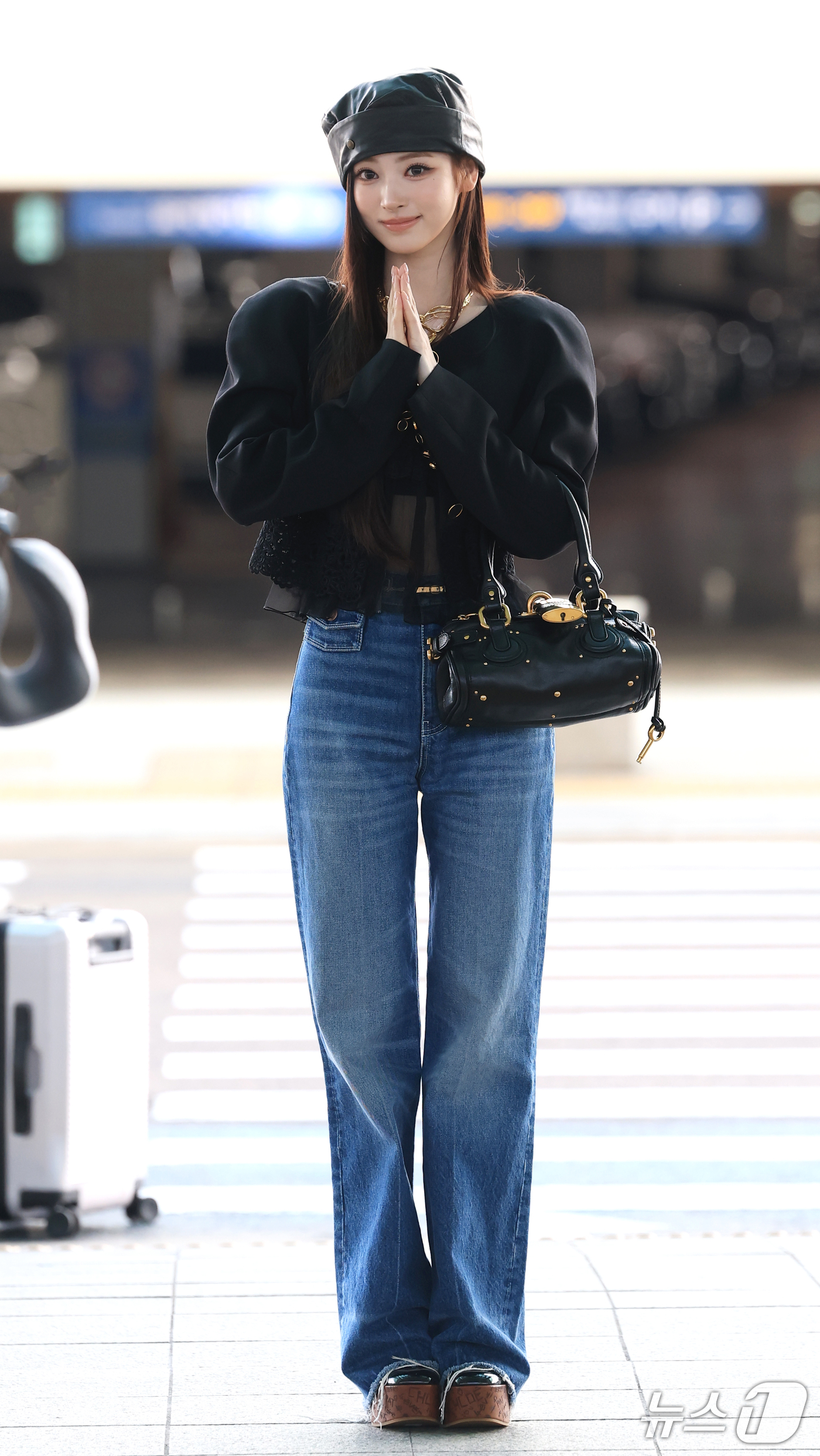 (인천공항=뉴스1) 권현진 기자 = 미야오 안나가 해외 일정을 위해 28일 인천국제공항을 통해 프랑스 파리로 출국하기 전 인사를 하고 있다. 2026.9.28/뉴스1