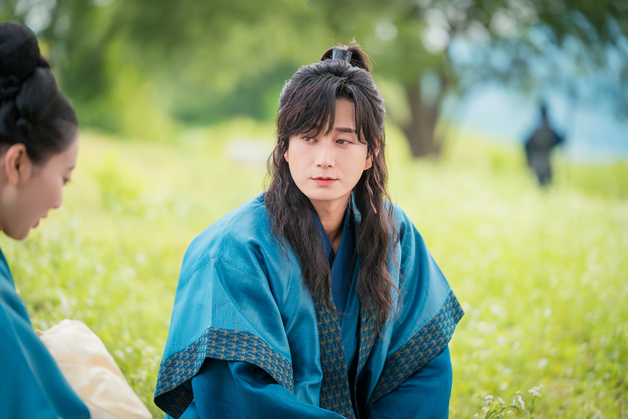 '문무' 이현욱, 카리스마 가득 신라 군주 '김법민' 변신…첫 스틸컷 공개 [N컷]