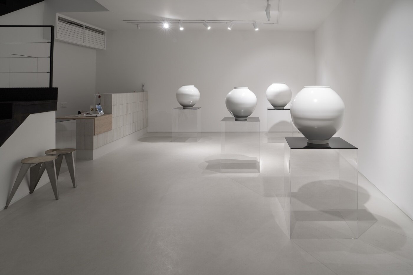 본문 이미지 - 강민수 '달항아리' 展 전시전경 (노화랑 제공)