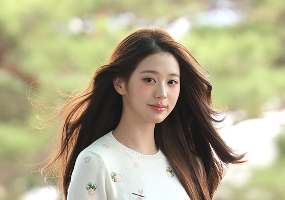 장원영, 출국