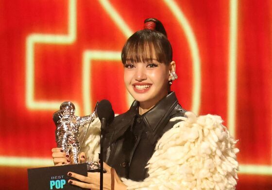 블랙핑크 리사, '베스트 팝' 수상…"놀라운 상 감사" 눈물 [MTV VMA]