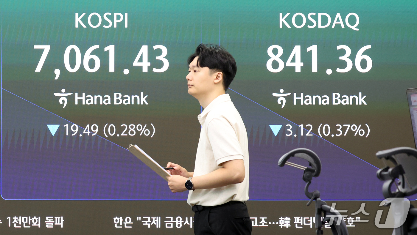 (서울=뉴스1) 김명섭 기자 = 28일 오전 서울 중구 하나은행 본점 딜링룸 전광판에 증시 시황이 표시돼 있다. 이날 코스피 지수는 전 거래일 대비 23.06포인트(0.33%) 내 …