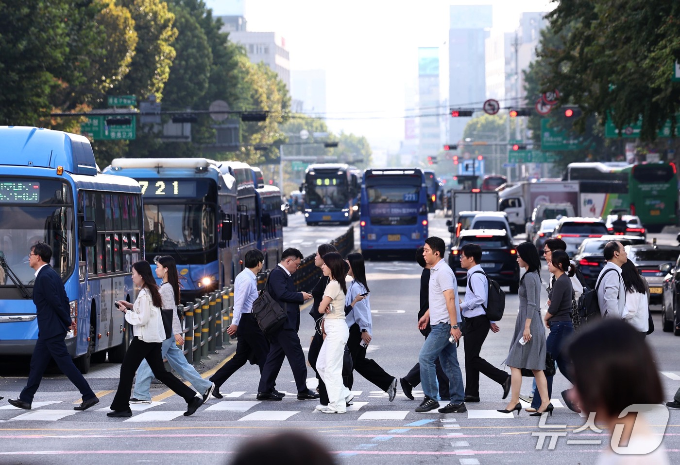 (서울=뉴스1) 구윤성 기자 = 추석연휴 다음날인 28일 서울 광화문 네거리에서 시민들이 출근길 발걸음을 옮기고 있다.  2026.9.28/뉴스1