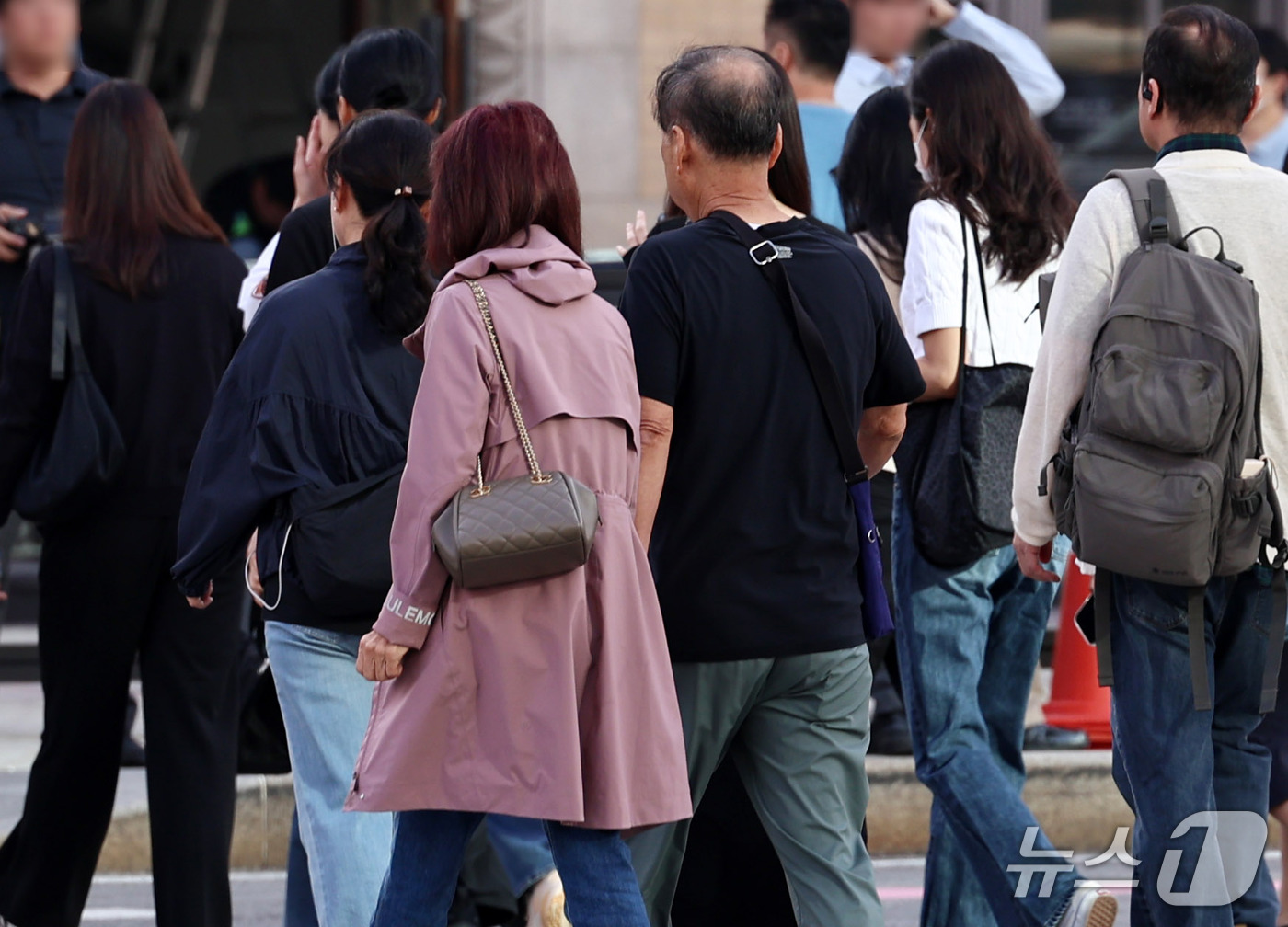 (서울=뉴스1) 구윤성 기자 = 28일 서울 광화문 네거리에서 시민들이 출근길 발걸음을 옮기고 있다.  2026.9.28/뉴스1
