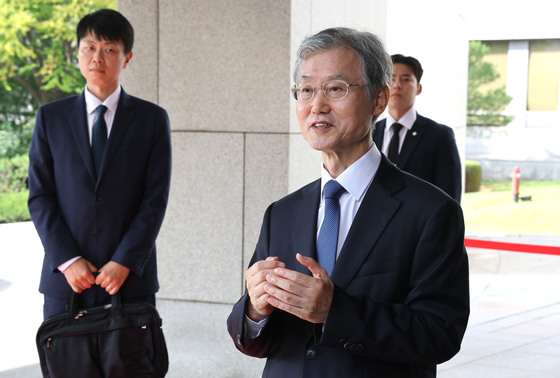 취재진 질문 답하는 조희대 대법원장