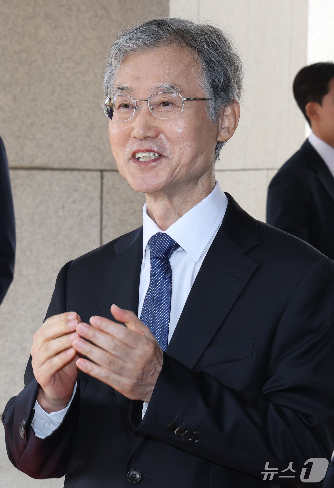본문 이미지 - 조희대 대법원장이 28일 오전 서울 서초구 대법원으로 출근하며 취재진의 질문에 답하고 있다. 2026.9.28 ⓒ 뉴스1 이광호 기자