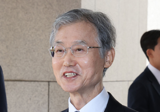 출근하며 질문 답하는 조희대 대법원장