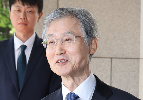 취재진 질문 답하는 조희대 대법원장