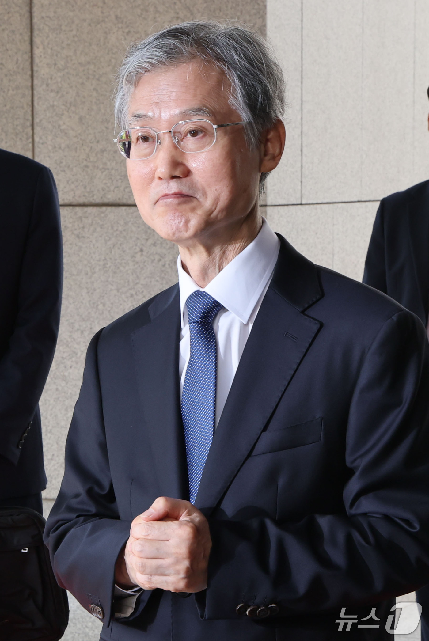 (서울=뉴스1) 이광호 기자 = 조희대 대법원장이 28일 오전 서울 서초구 대법원으로 출근하며 취재진의 질문을 듣고 있다. 2026.9.28/뉴스1