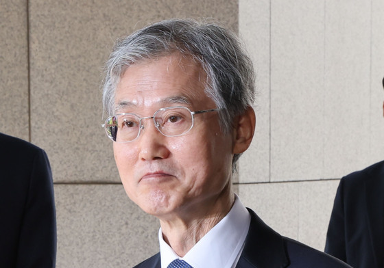 질문 듣는 조희대 대법원장