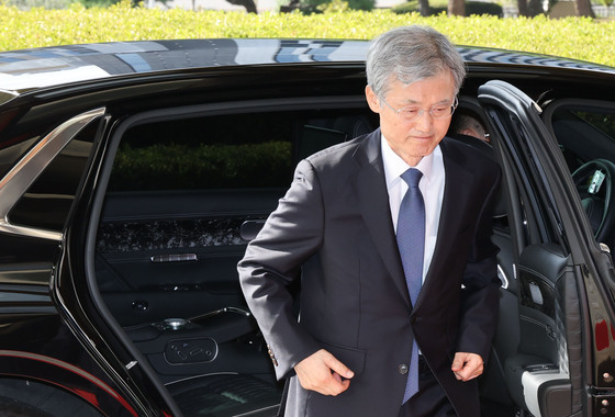 출근하는 조희대 대법원장