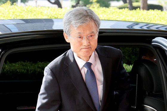 출근하는 조희대 대법원장