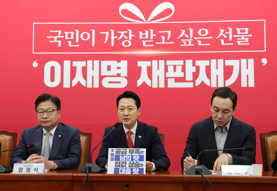野, '육영수 피격' 박정희 배후설 '암살자(들)' 일제히 비판…"역사 왜곡"