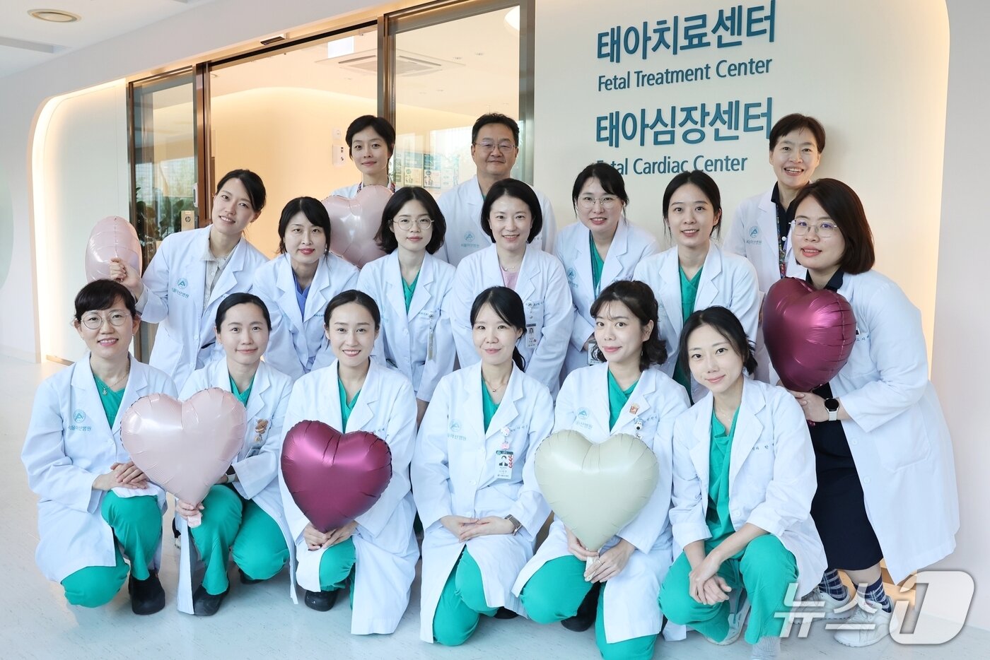 본문 이미지 - 서울아산병원은 태아 심장질환을 전담으로 진료하는 태아심장센터를 23일 개소했다. 사진은 이미영 태아심장센터소장, 원혜성 태아치료센터소장(뒷줄 왼쪽 첫 번째, 세번째)을 비롯한 의료진이 태아심장센터 개소를 기념하며 사진 촬영을 하고 있는 모습.(서울아산병원 제공)