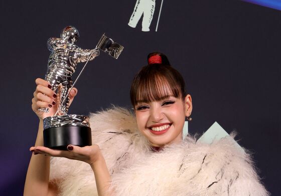 美 MTV VMA 베스트상 수상한 리사 '행복'