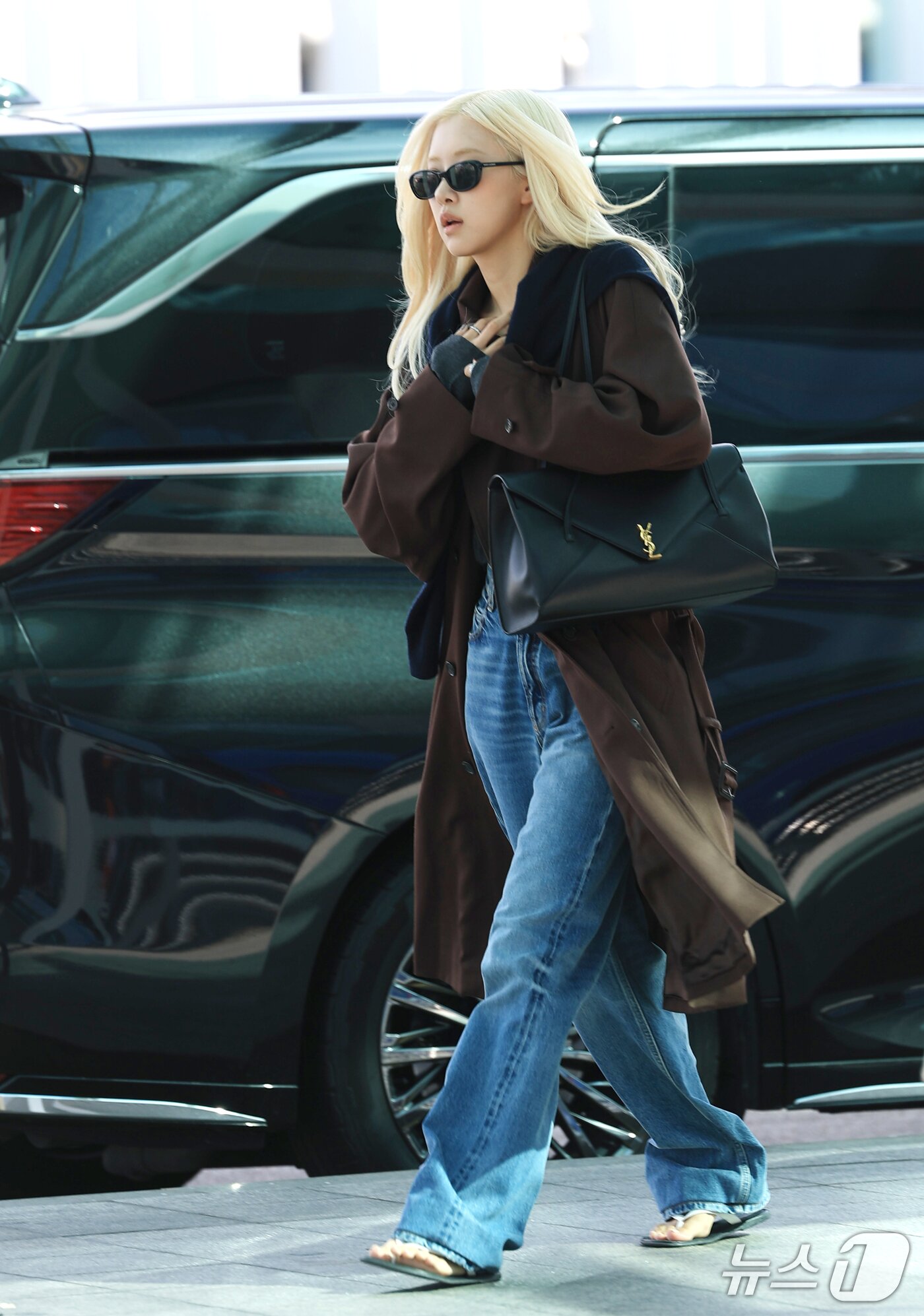본문 이미지 - 블랙핑크 로제가 파리 패션위크 참석을 위해 28일 인천국제공항에 도착해  출국장으로 향하고 있다. 2026.9.28 ⓒ 뉴스1 권현진 기자