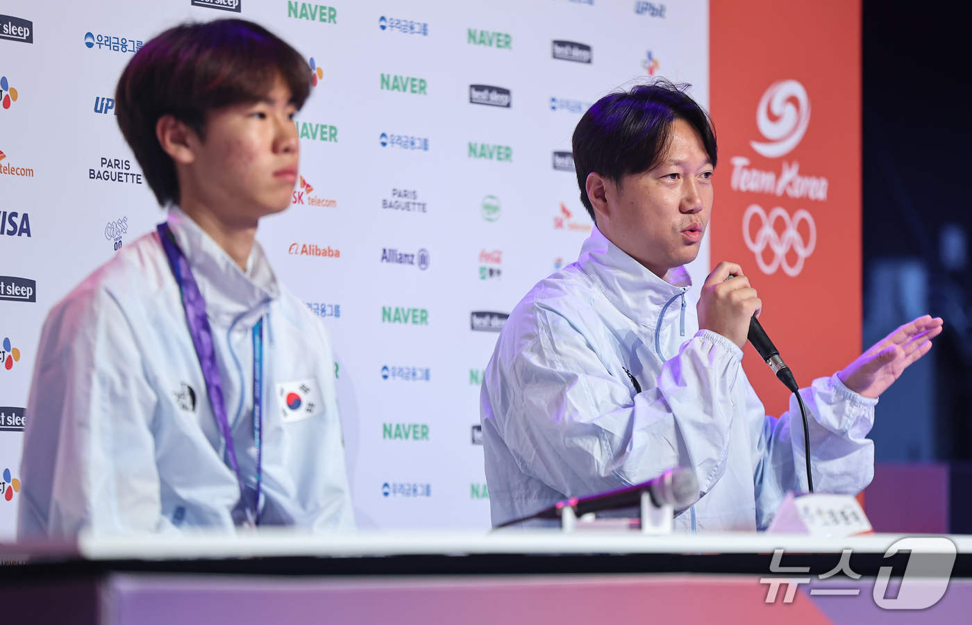 (나고야=뉴스1) 김도우 기자 = 신정혁 스케이트보드 감독이 28일 일본 나고야 코리안하우스에서 열린 금메달리스트 기자회견에서 소감을 밝히고 있다. 2026.9.28/뉴스1