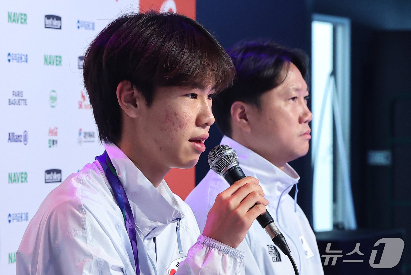 본문 이미지 - 스케이트보드 국가대표 강준이가 28일 일본 나고야 코리안하우스에서 열린 금메달리스트 기자회견에서 소감을 밝히고 있다. 2026.9.28 ⓒ 뉴스1 김도우 기자